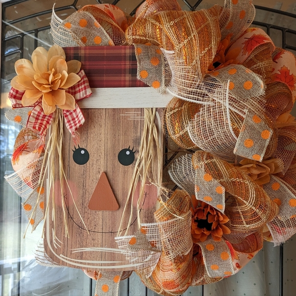 Pretty Betty Scarecrow Wreath - Picture 7 of 14